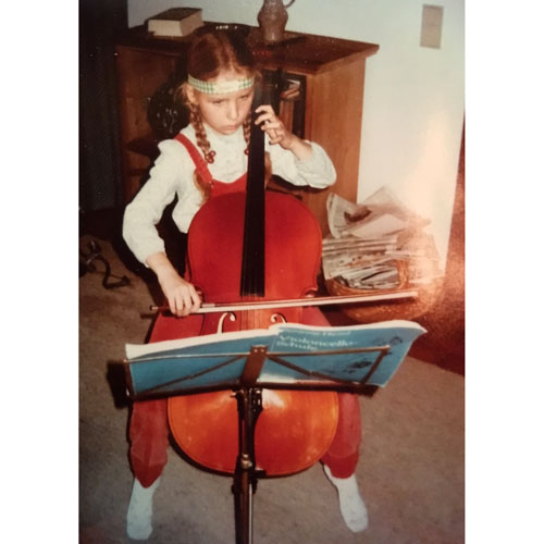 Maria Friedrich als Kind mit Cello