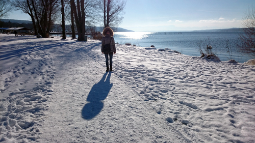 Dorothea Galler beim Spazierengehen im Schnee