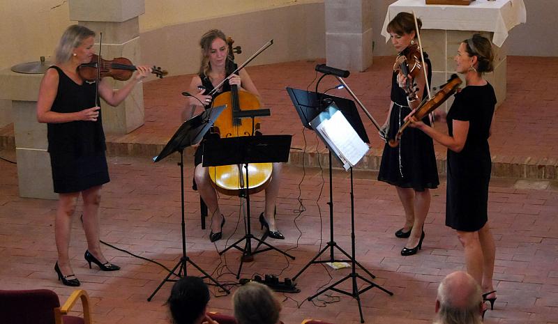 Die Ladystrings beim Konzert in der Dorfkirche von Lüchfeld
