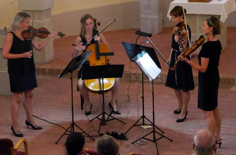 Die Ladystrings beim Konzert in der Dorfkirche von Lüchfeld